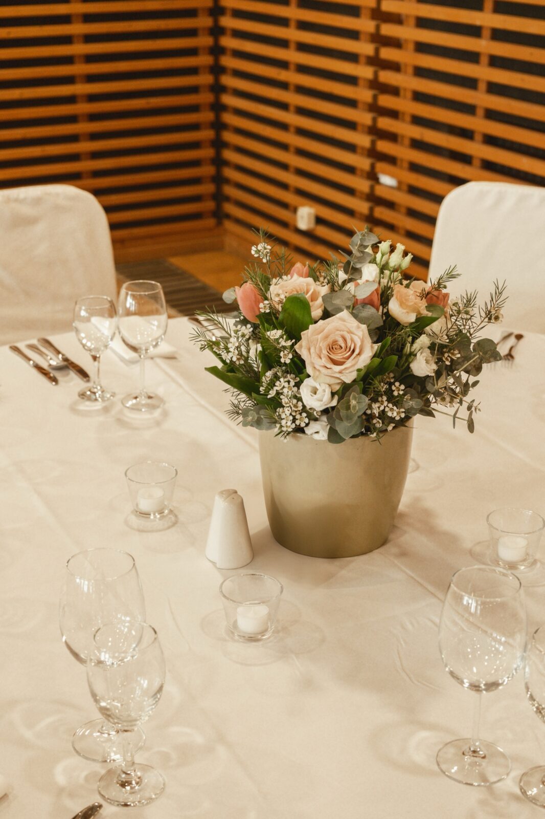 Nyári esküvői dekoráció természetes zöldekkel és lágy tónusokkal – Nóri és Andris elegáns napja